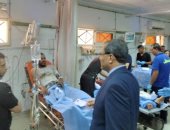 رئيس جامعة سوهاج يتابع مصابي حادث طريق أخميم ووفاة 2 وإصابة 31.. صور