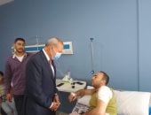 محافظ القليوبية يزور رئيس مباحث القناطر الخيرية في المستشفى