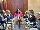 وزارتا السياحة والآثار والنقل تناقشان كيفية استغلال محيط محطات القطار السريع