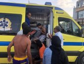 إنقاذ شاب من الغرق بشاطئ بورسعيد.. صور 