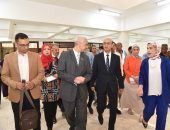رئيس جامعة أسيوط يتفقد انطلاق أعمال الكشف الطبى على الطلاب الجدد