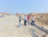 رئيس مدينة القصير بالبحر الأحمر يتابع آخر المستجدات بخطة رصف الشوارع