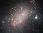 تلسكوب هابل الفضائى يلتقط صورة جديدة لمجرة ذات شكل غريب