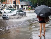 عواصف رعدية تضرب المملكة المتحدة و4 مناطق معرضة لخطر الفيضانات.. صور
