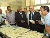 رئيس جامعة أسيوط يتفقد مخبز المنتجات الخالية من الجلوتين بكلية الزراعة