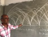 معلم خبير فى شمال سيناء يضع الحلول لمسائل رياضيات حيرت المتخصصين.. فيديو وصور