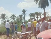 سقوط سيارة شخص قبل زفافه بساعات فى أحد المصارف بدمياط.. صور