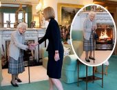 الملكة اليزابيث تستند على عصا خلال استقبالها لليز تراس رئيسة الوزراء الجديدة