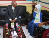 إعاقتها لم تمنعها من التفوق والتميز.. وكيل تعليم بنى سويف يكرم الطالبة مريم