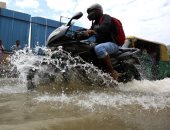 السباحة بالسيارات والدراجات.. أمطار غزيرة تضرب الهند 