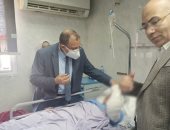 رئيس جامعة بنى سويف يطمئن على صحة موظفة بعد تعرضها لحادث أليم