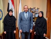 رئيس جامعة بنى سويف يلتقى الطالبتين حنان وليلى ويعفيهن من المصروفات الدراسية