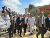 زيارة رئيس الوزراء للفيوم تؤتى ثمارها.. مصطفى مدبولى يوجه بتوفير مخصصات مالية لتطوير شبكة الطرق بالمحافظة.. وأحمد الأنصارى: اجتماعًا عاجلًا لتحديد الطرق المزمع رصفها.. وتوفير المخصصات المالية اللازمة لتطويرها