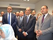 وزير الاتصالات ورئيس جامعة الإسكندرية يتفقدان وحدة التشخيص عن بعد بمستشفى سموحة الجامعى