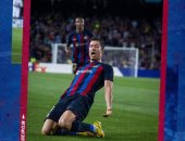 ليفاندوفسكى يحتفل مع جمهوره بصور بعد "هاتريك" فيكتوريا بلزن