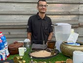 كفاح شاب إسكندرانى.. "محمود" طالب يصنع القهوة من خلال برميل أعاد تدويره.. صور