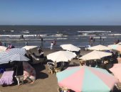 شاطئ بورسعيد يستقبل آلاف الزائرين للاستمتاع بالأجواء الصيفية للمحافظة (صور)