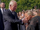 الملك تشارلز الثالث وزوجته يستقبلان حشود المهنئين 