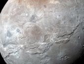 علماء يقدمون تفسيرا جديدا لإحمرار القطب الشمالي لقمر بلوتو "شارون" 