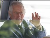 تشارلز الثالث يحيى الجماهير أمام قصر باكنجهام بعد إعلانه ملكا رسميا.. صور