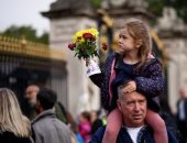البريطانيون يضعون الزهور أمام قصر باكنجهام للتعازى في الملكة إليزابيث.. صور