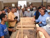 محافظ الإسكندرية يتفقد أعمال تطوير ورشة النجارة بالحضرة بعد تحويلها لورشة إنتاجية