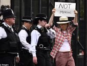 إلقاء القبض على سيدة تحمل لافتة "لا.. للملكية" أمام الملك تشارلز