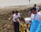 قمة المناخ.. حملة مكبرة لنظافة شواطئ الغردقة بمشاركة متطوعين وأجانب.. صور