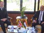 وزير الطيران يلتقى السفير البريطاني بالقاهرة لتعزيز التعاون فى النقل الجوى