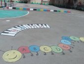 "أحمد" يحث الأطفال على السلوكيات الصحيحة برسومات على أسوار مدرسة ببورسعيد