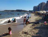 رفع الرايات الصفراء على جميع شواطئ الإسكندرية بسبب ارتفاع الأمواج
