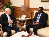محافظ بورسعيد يبحث مع سفير جمهورية سيراليون تعزيز التعاون الاستثمارى.. صور