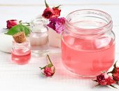 5 فوائد لاستخدام ماء الورد للشعر