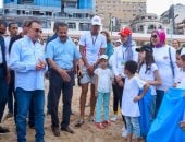 محافظ الإسكندرية يطلق مبادرة "تنظيف قاع الشواطئ من النفايات والمخلفات".. صور