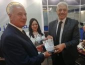 نائب رئيس جامعة الأزهر يشيد بمشروعات كلية الهندسة الزراعية بمعرض صحارى الدولى