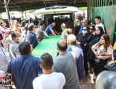 وصول جثمان زوجة الفنان خالد زكى إلى مسجد مصطفى محمود لصلاة الجنازة.. صور