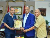 نقيب المعلمين يكرم وكيل تعليم بورسعيد تقديرًا لجهوده بالمنظومة التعليمية 