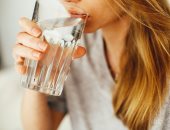 5 طرق سهلة لشرب الماء بكميات أكبر يوميًا.. لبشرة وشعر صحى وحيوى