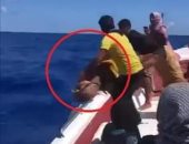 فيديو متداول.. أب يلقى ابنه في البحر بعد وفاته جوعا أثناء محاولة هجرة غير شرعية