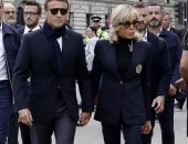 ماكرون وزوجته يتعرضان لانتقادات بسبب ملابسهما بجنازة الملكة إليزابيث.. فيديو