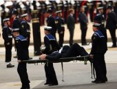 إغماء ضابط شرطة أثناء مراسم جنازة الملكة.. والبحرية الملكية تحمله على نقالة