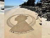 فنانة أسترالية تودع الملكة إليزابيث برسمها على رمال البحر.. صور