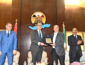 محافظ الفيوم يكرم رئيس مدينة يوسف الصديق لبلوغه سن المعاش.. صور