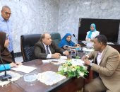 محافظ سوهاج والسكرتير المساعد يلتقيان 157 مواطنا لبحث مطالبهم وشكواهم