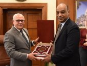 محافظ بورسعيد يكرم وكيل التربية والتعليم ويهنئه بمنصبه الجديد