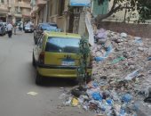 شكوى من تراكم القمامة في شارع السيوف بالإسكندرية.. والشركة تستجيب