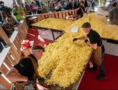 استخدام 1350 كيلو جراما من البطاطس لطهى أكبر روستى فى العالم بسويسرا.. فيديو