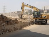 نظافة القاهرة ترفع مخلفات الهدم بمحيط مقابر المقطم