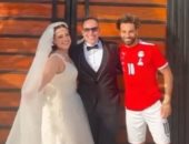 محمد صلاح يفاجئ عروسين فى الإسكندرية خلال حفل زفافهما.. فيديو