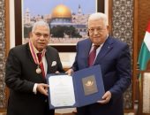 الرئيس الفلسطينى يكرم محمد رشاد رئيس اتحاد الناشرين العرب